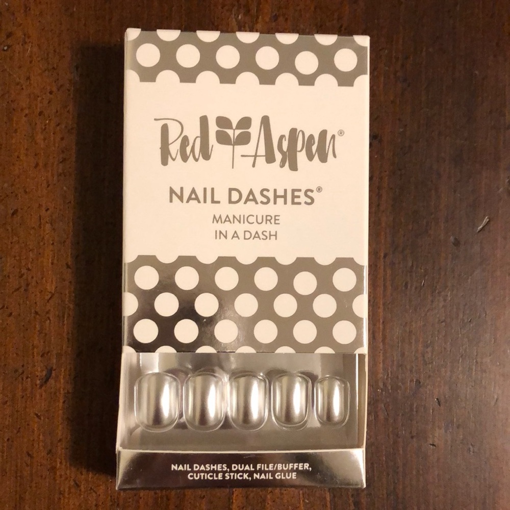 Red Aspen Nail Dashes Tinsley’s Holi-Date